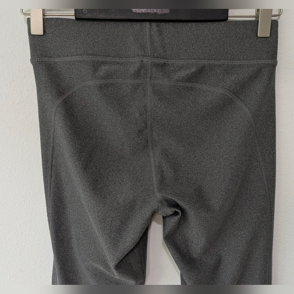 Womens Medium M Under Armour HeatGear Cropped Capri Pants Gym Yoga Gray - Picture 3 of 7